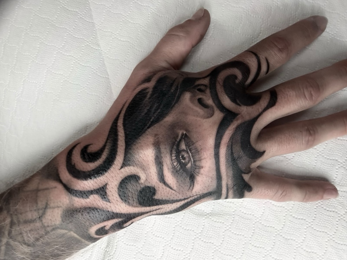 Black-&-Grey-Tattoo – Arbeit von Ines